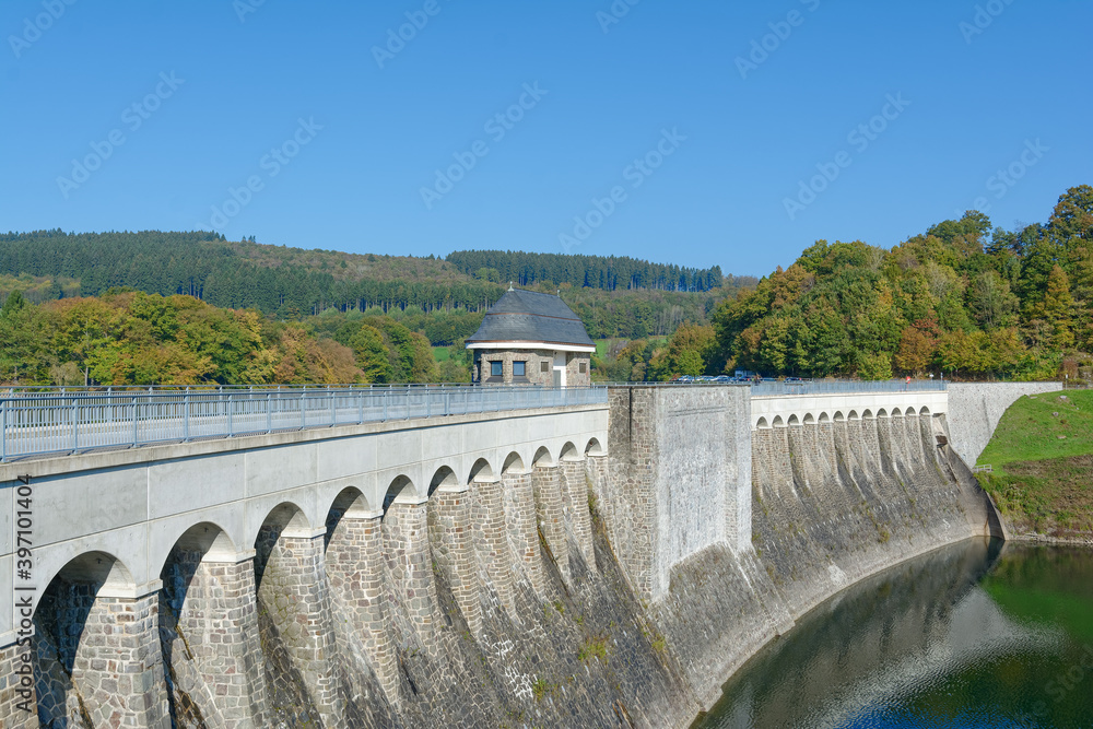 Staumauer zwischen Listertalsperre und Biggesee im Sauerland,NRW,Deutschland