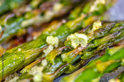 Baked asparagus with garlic condiment