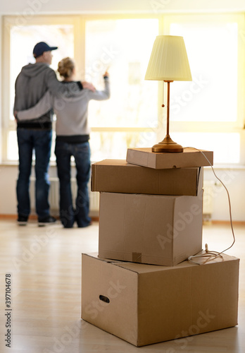 Wohnung Einziehen Umziehen Einzug Wohnungsmarkt
Paar bezieht neues Apartment Umzugskartons