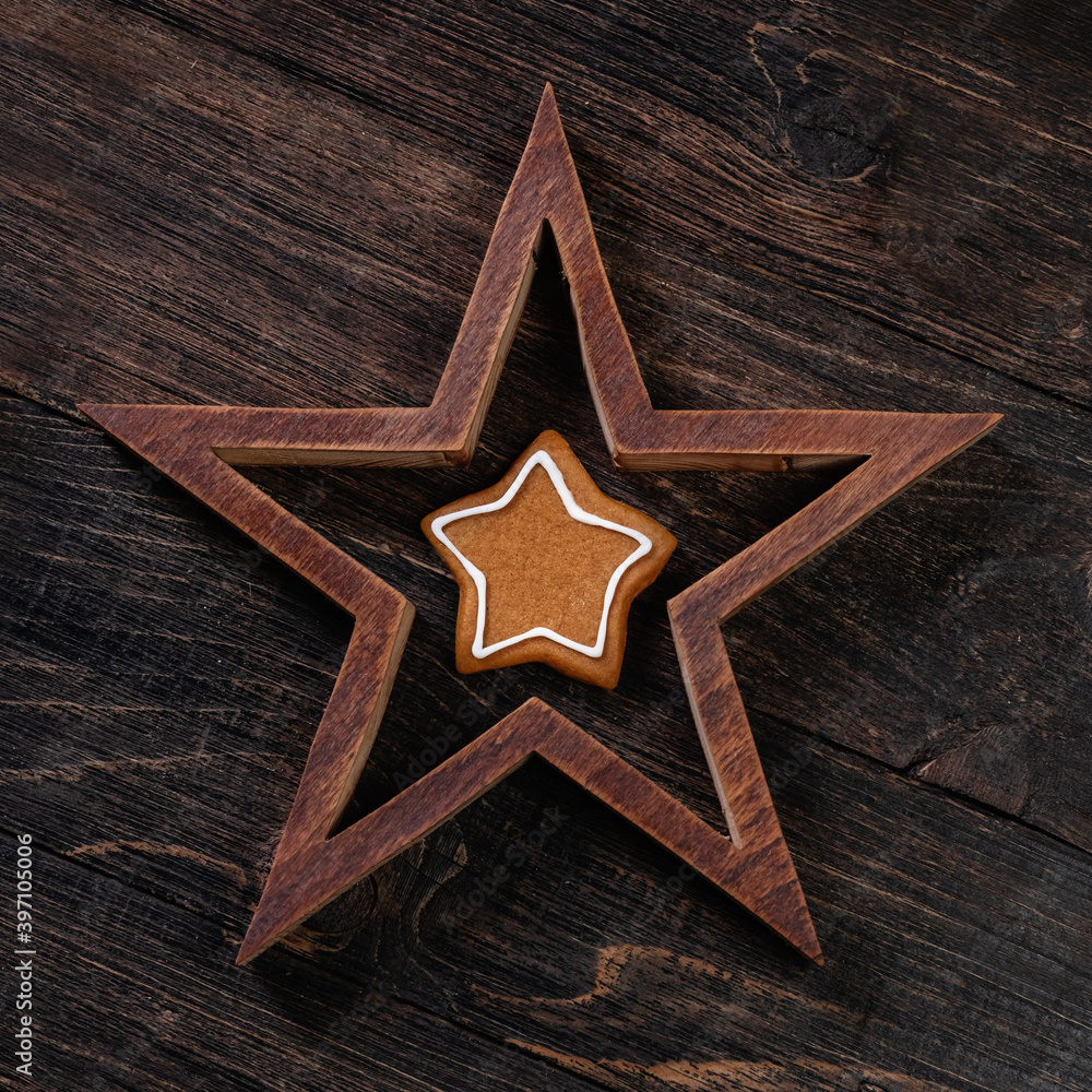 Naklejka premium Various christmas gingerbread stars on wooden background