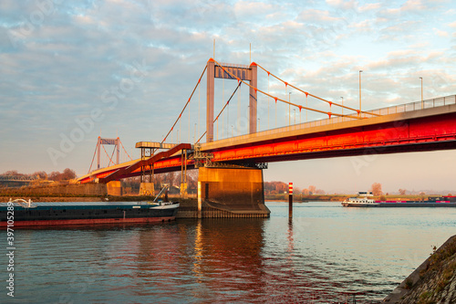 Friedrich-Ebert-Brücke in Duisburg, von Ruhrort gesehen