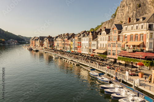 vue sur la ville de Dinant en Belgique au bord de la Meuse avec ses jolies maisons colorées