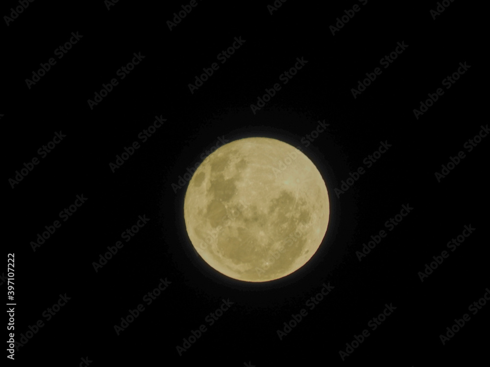 Fototapeta premium luna llena en la ciudad