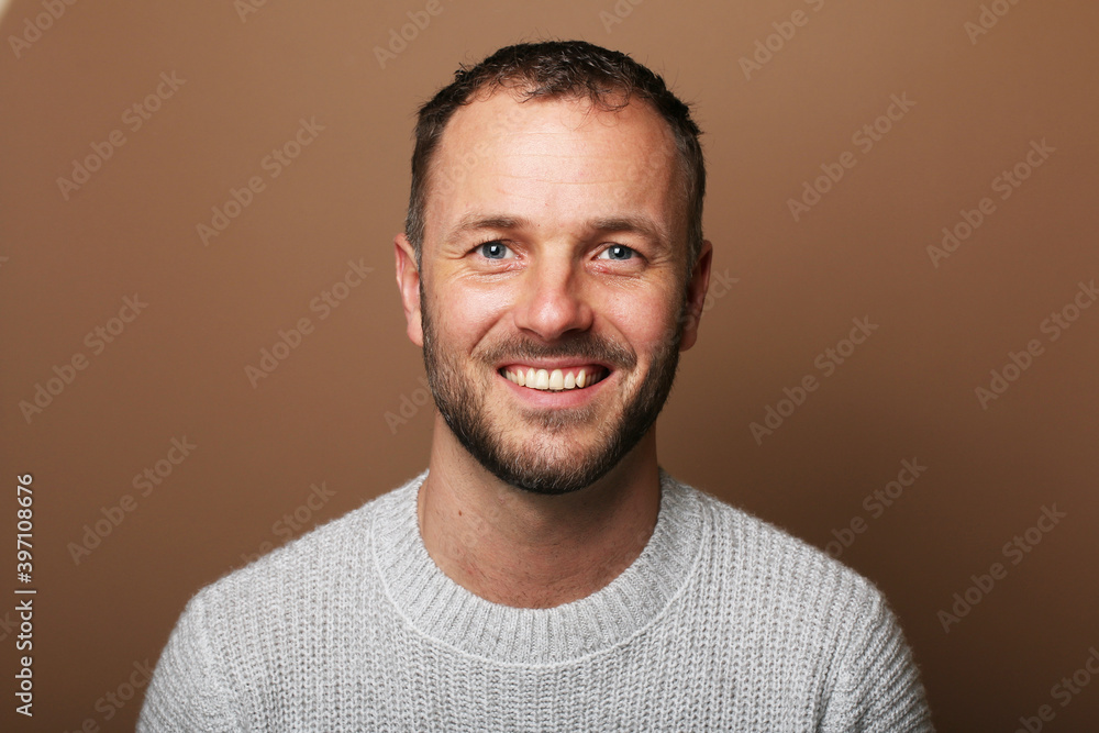 Fototapeta premium Portrait of a man in front of a colored background