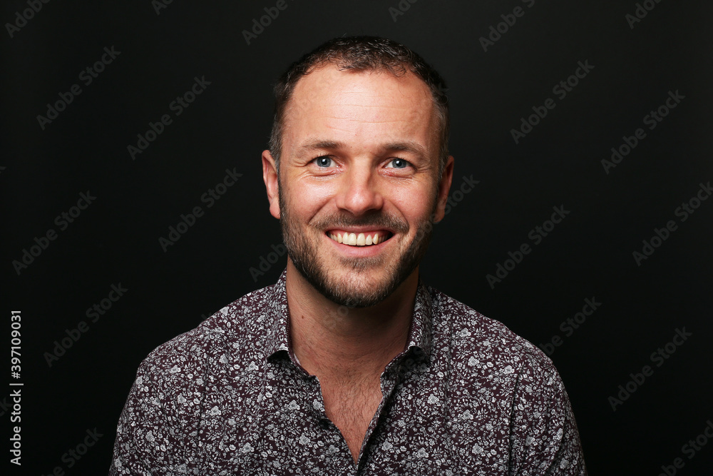 Obraz premium Portrait of a man in front of a colored background