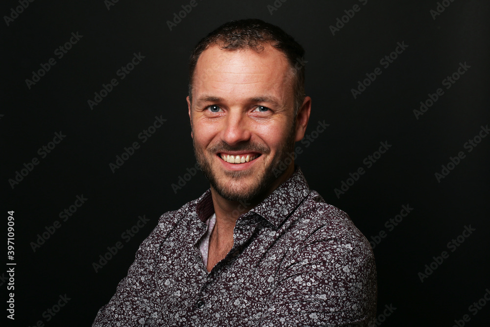 Fototapeta premium Portrait of a man in front of a colored background