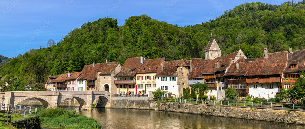 Fototapeta premium Cité médiévale de St-Ursanne, Clos du Doubs, Jura (Suisse)
