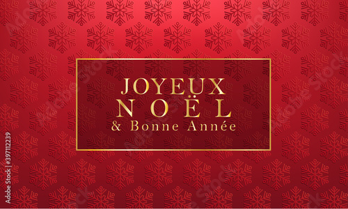 carte ou bandeau sur joyeux Noël et Bonne Année en or dans un rectangle sur un fond rouge avec des flocons de neige rouge foncé 