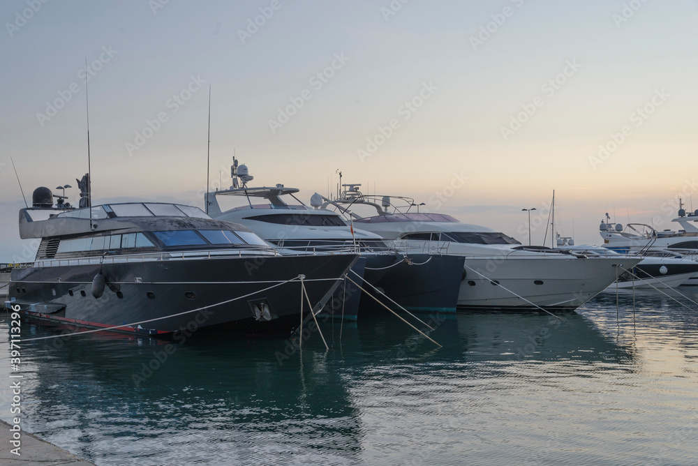 Yates de recreo en el puerto deportivo de la Costa Brava, mediterráneo, España Yates de recreo en el puerto deportivo de la Costa Brava, mediterráneo, España
