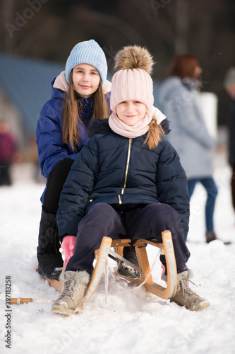 deux filles avec la luge en hiver