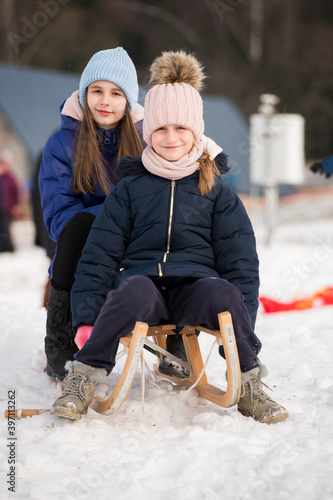 deux filles avec la luge en hiver