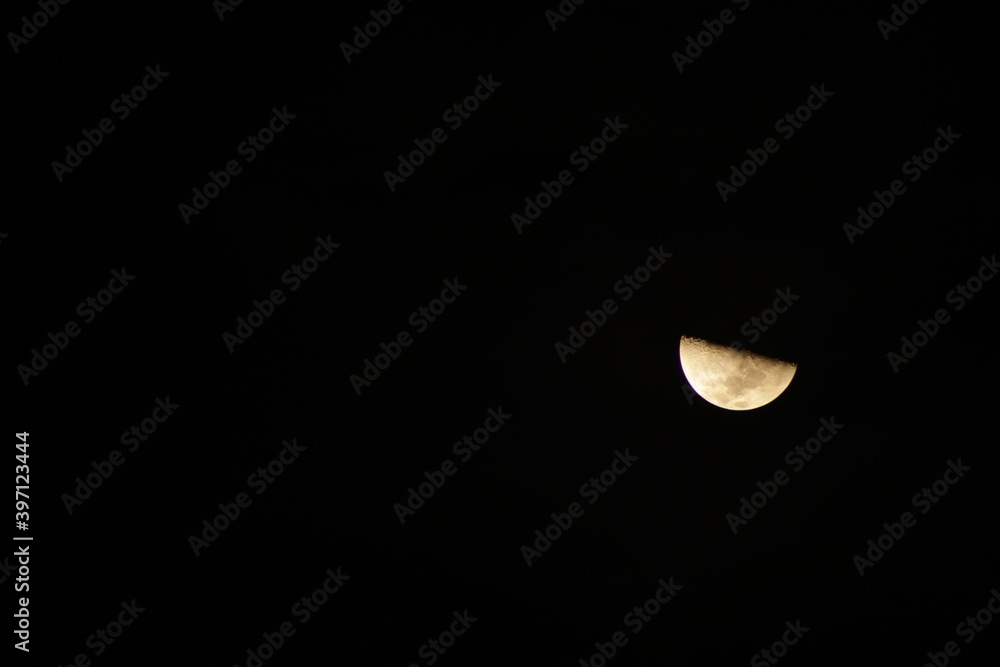 Acercamiento a la luna en fase creciente con detalles Acercamiento a la luna en fase creciente con detalles