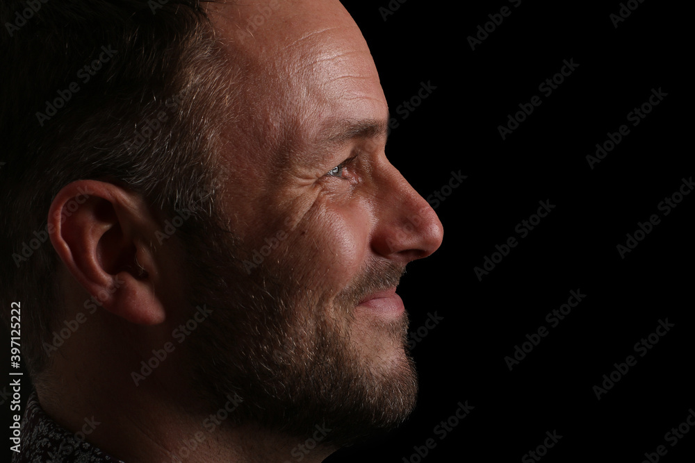Obraz premium Portrait of a man in front of a colored background