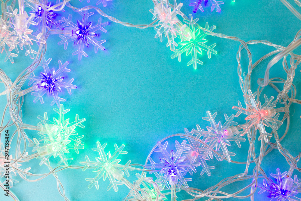 Fototapeta Ramka z girlandą z płatków śniegu. Kolorowe girlandy, świecące.