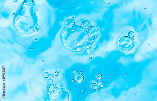 The blue water surface on the swaying shore produces bules.