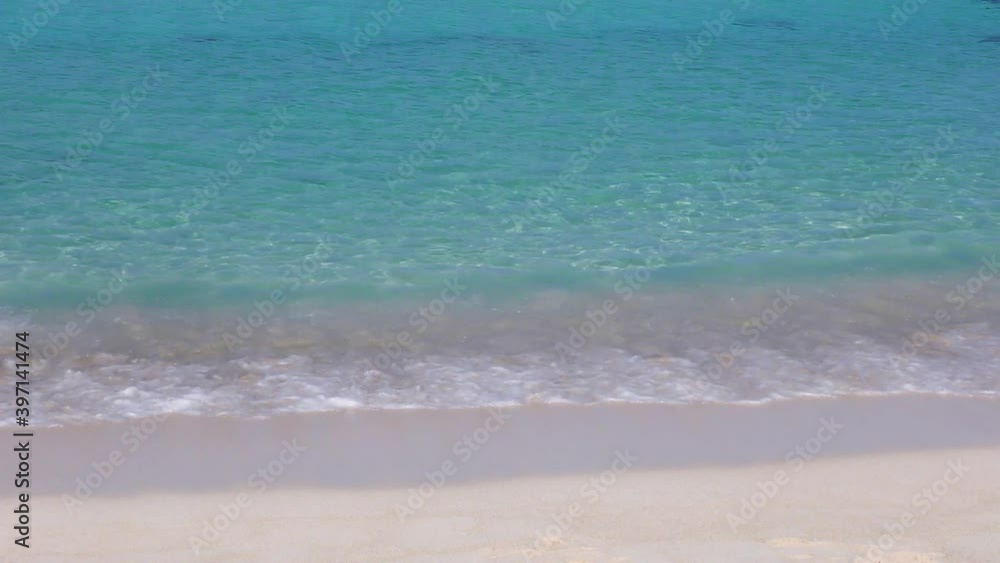 真夏の南国。エメラルドグリーンの海と砂浜に打ち寄せる波
真夏の南国。エメラルドグリーンの海と砂浜に打ち寄せる波