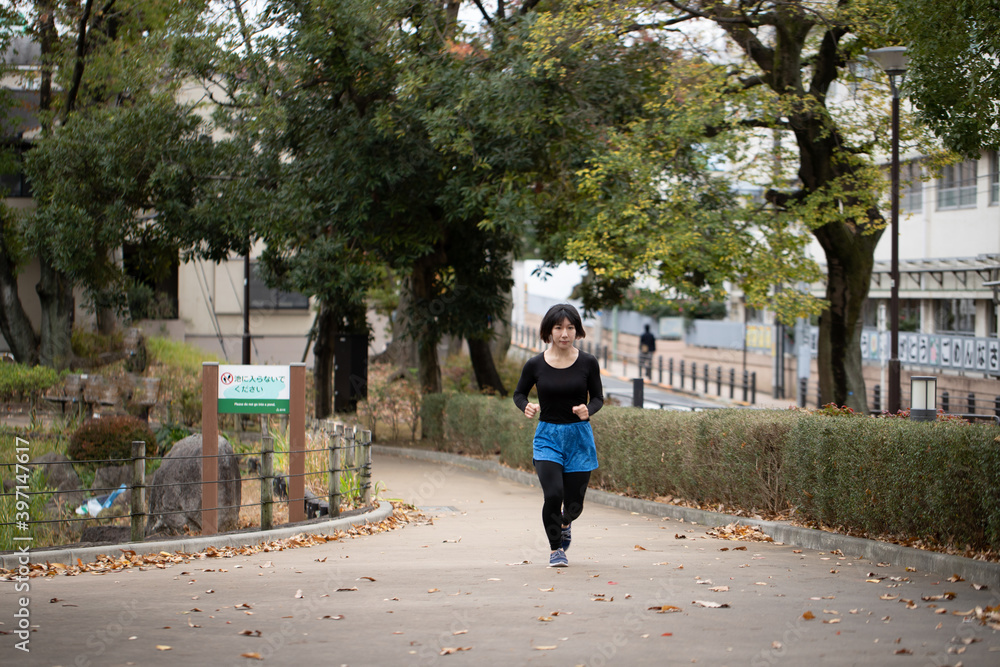Fototapeta premium 公園でランニングする女性