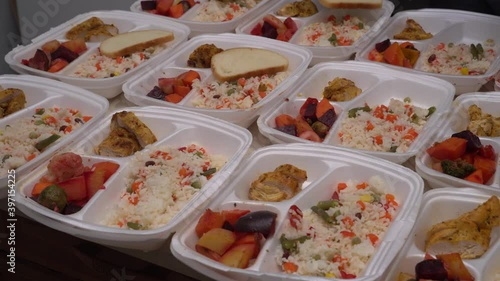 Free Christmas holiday food boxes as well as emergency hot meals from soup kitchens. Charities help the working poor, children, unemployed, and low income among others get food