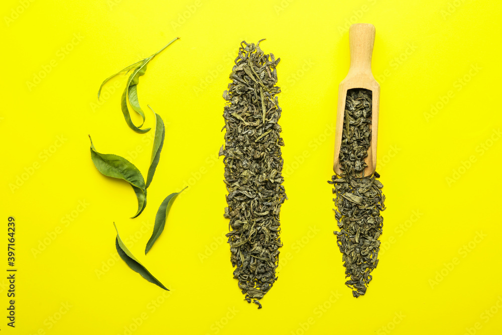 Fototapeta premium Dry green tea on color background