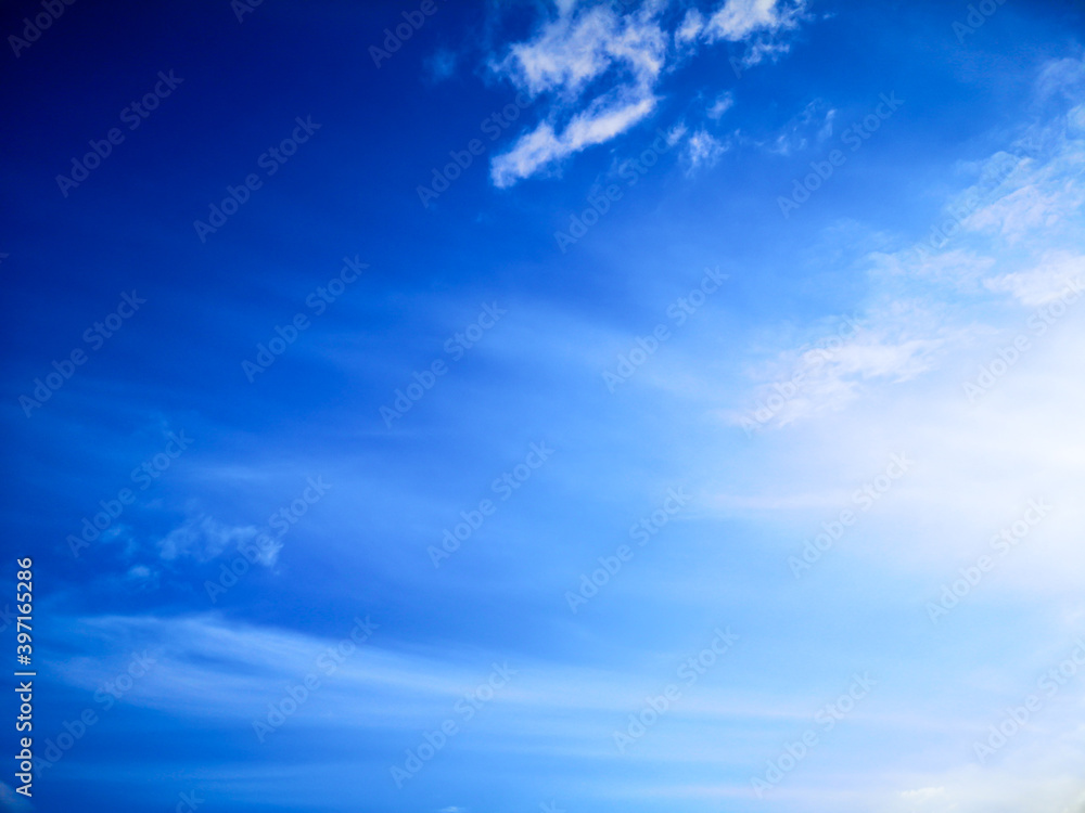 Obraz premium White clouds against blue sky