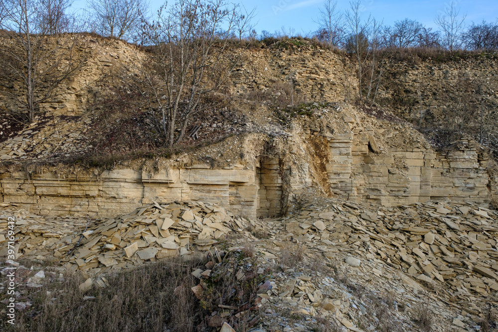 Blick in einen Steinbruch mit Kalkstein, Felswand / Jura-Steinbruch mit Altmühltaler Jurastein