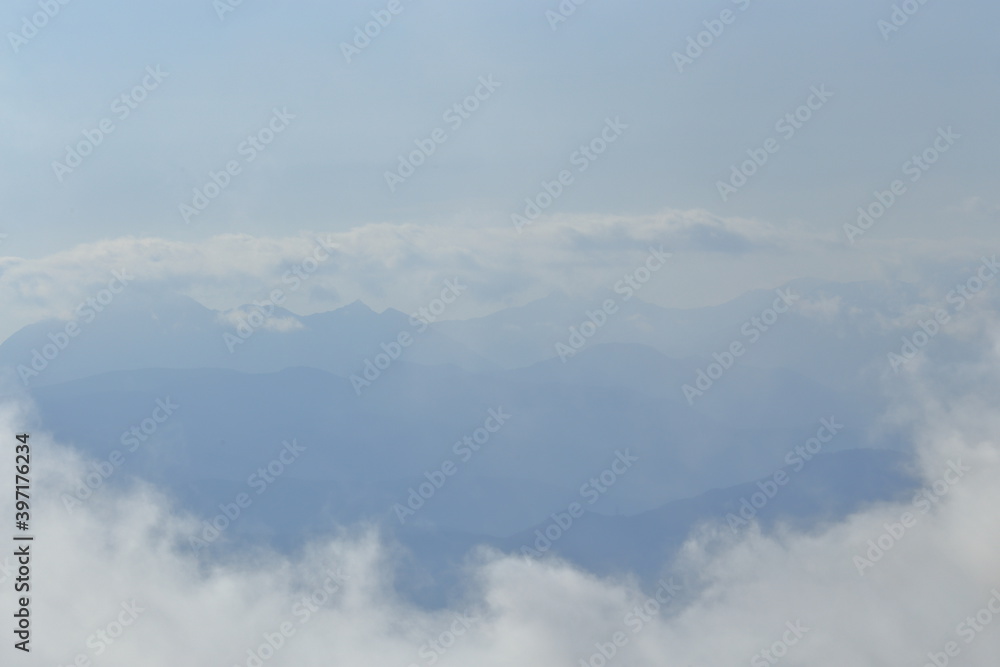 雲の合間の山並み