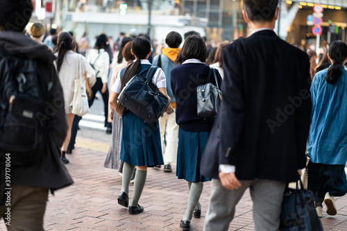 渋谷駅前を歩く制服の女子高生の後ろ姿