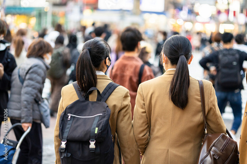 渋谷駅前を歩く制服の女子高生の後ろ姿