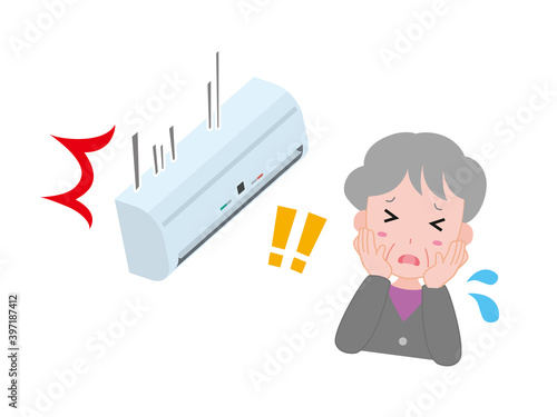 エアコンが落下し驚いているおばあさん