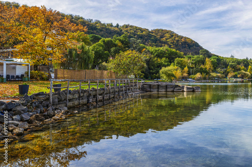 Le lac de Vico en Italie par une belle journée d'automne ensoleillée