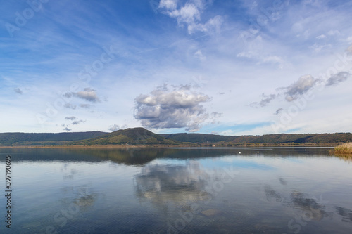 Fototapeta Naklejka Na Ścianę i Meble -  Le lac de Vico en Italie par une belle journée d'automne ensoleillée