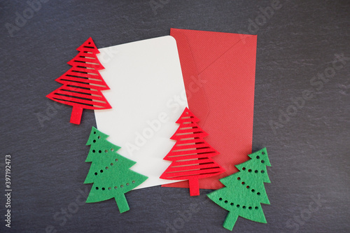 Winter concept. Greeting card set with snowflakes on white wooden background. Christmas decorations.クリスマスコンセプト、クリスマスツリー装飾とカード