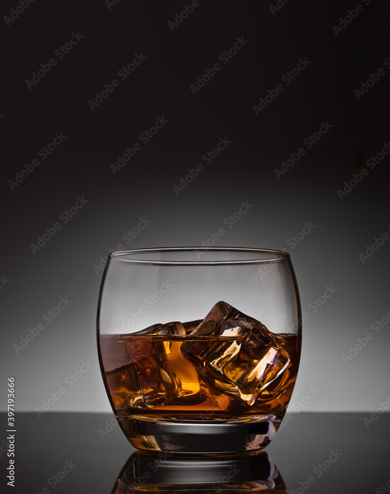 Vaso de whiskey con hielo