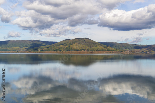 Le lac de Vico en Italie par une belle journée d'automne ensoleillée