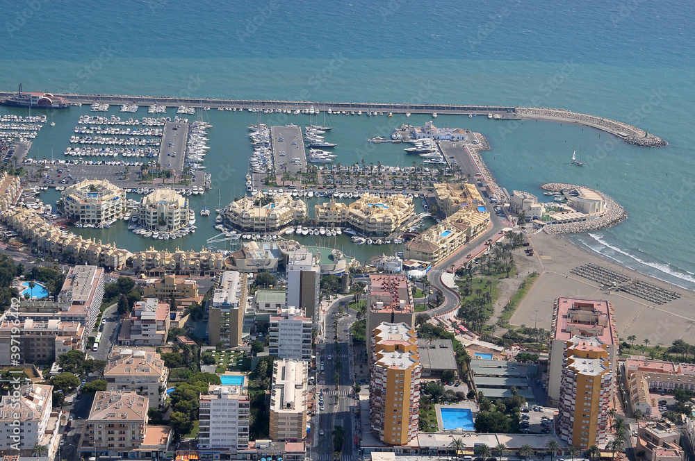 Fototapeta premium Fotografía aérea de la costa de Benalmádena en Málaga, España
