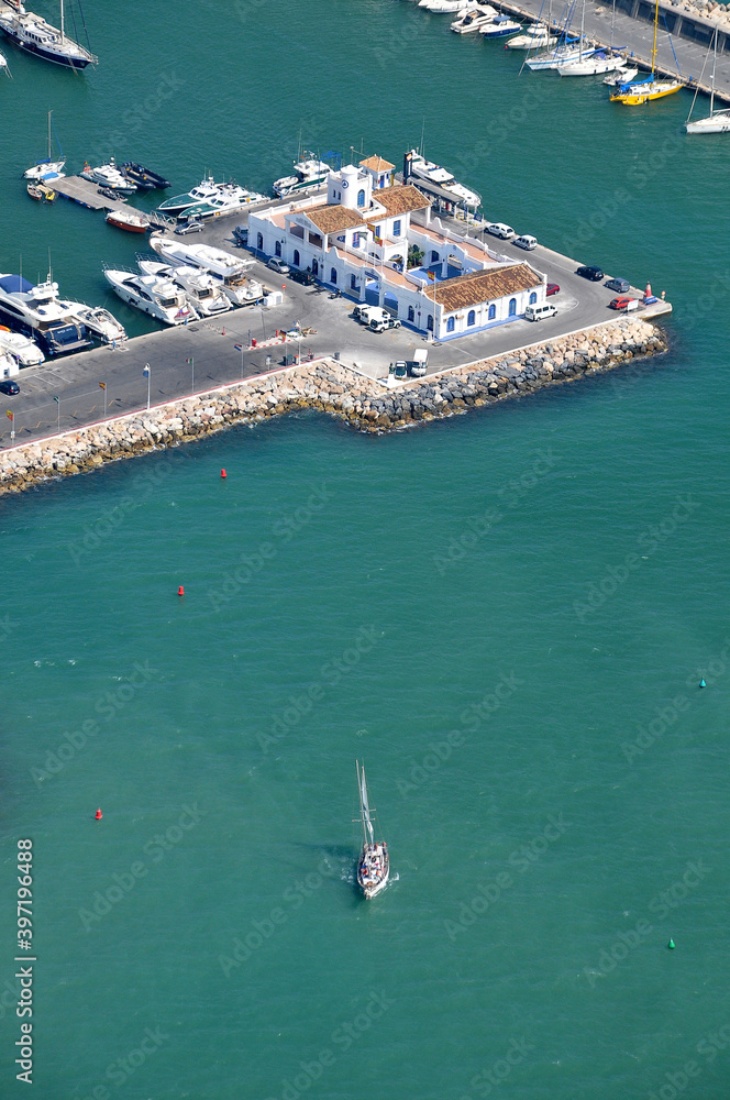 Paisaje aéreo de la marina de Benalmádena en la Costa del Sol de Málaga, España