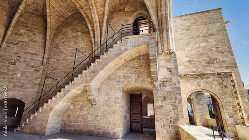 Escaleras en el interior de las torres medievales de Los Serrano en la ciudad de Valencia