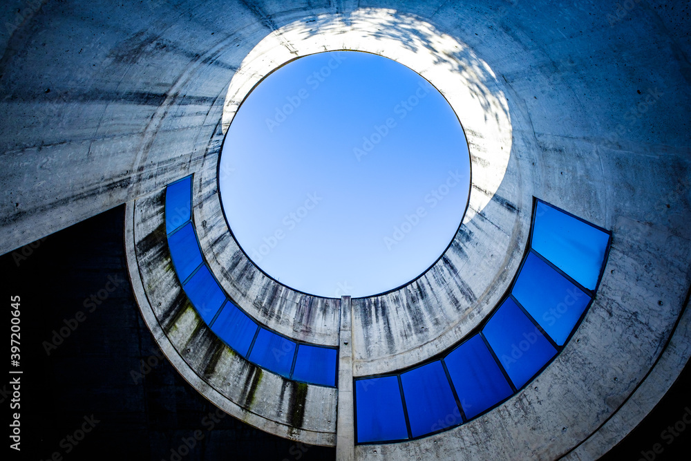 Obraz premium looking up at an inner courtyard