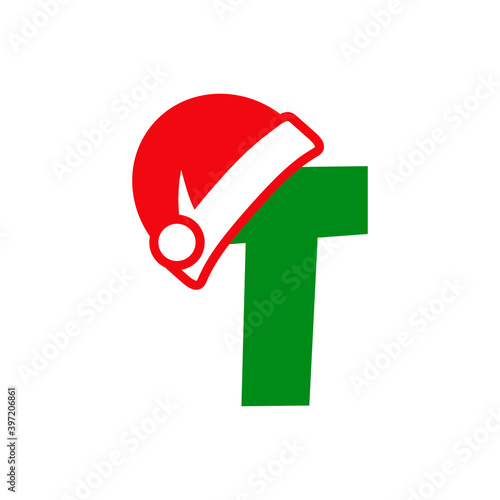 Logotipo inicial letra T con gorro Papá Noel en rojo y verde