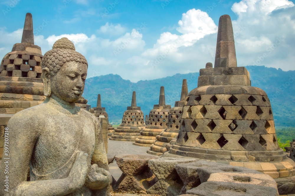 Obraz premium Sitting Buddha in temple