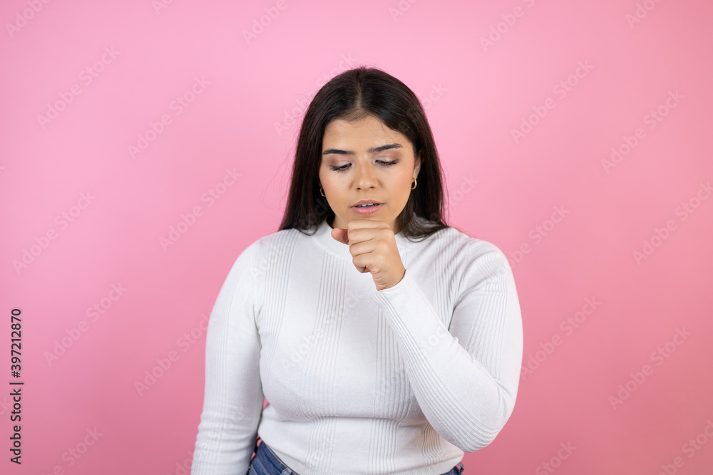 Obraz premium Young beautiful woman over isolated pink background with her hand to her mouth because she's coughing