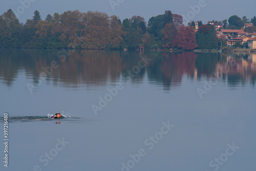 Nuotatore in autunno nel Lago di Comabbio
