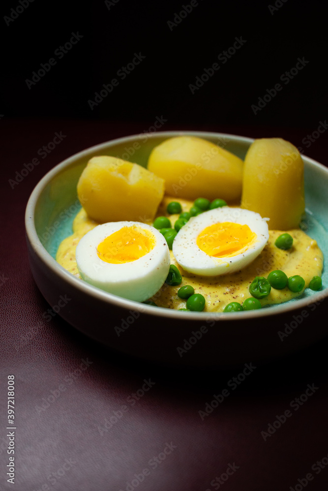 Senfeier mit Kartoffeln und Erbsen Senfeier mit Kartoffeln und Erbsen