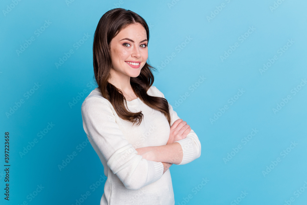 Photo of cute cheerful curly woman dressed white pullover hands arms folded isolated blue color background Photo of cute cheerful curly woman dressed white pullover hands arms folded isolated blue color background