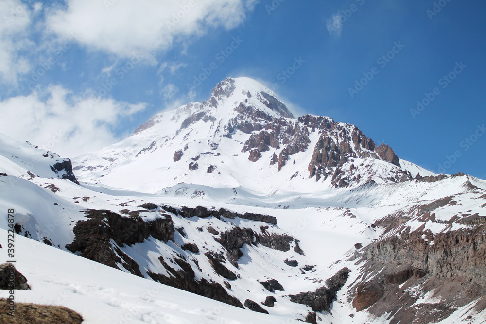 Obraz premium on the way to the top of Kazbegi
