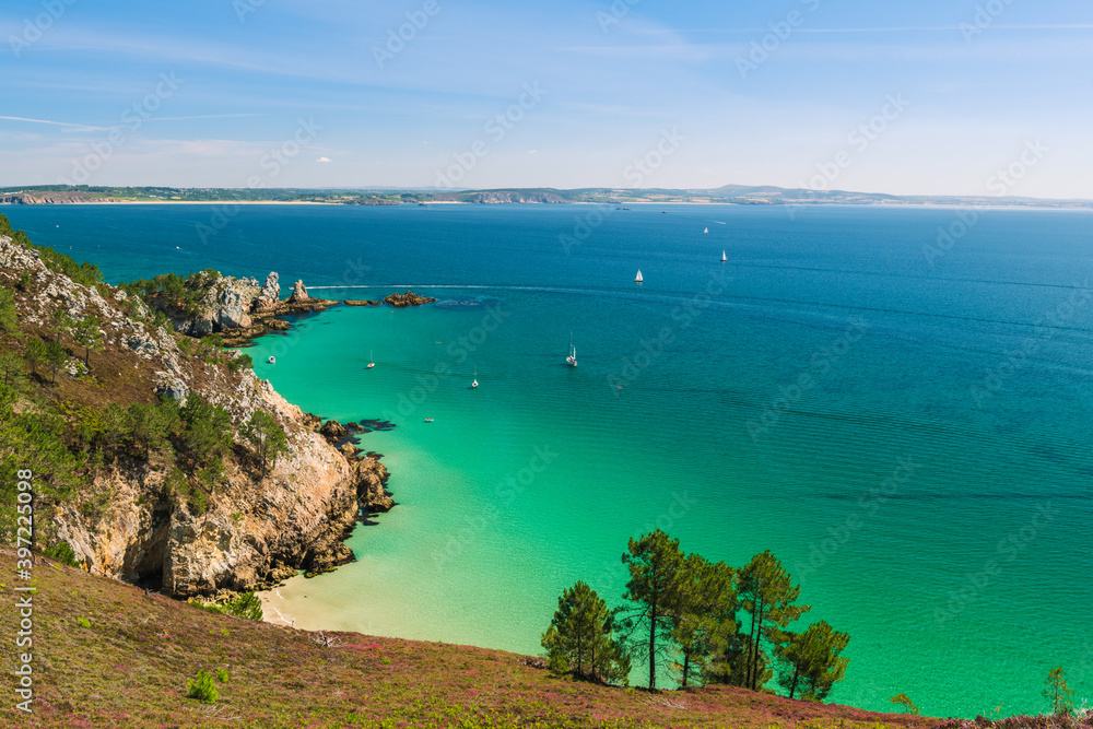 Vue sur l'Île Vierge sur la presqu'île de Crozon en Bretagne Vue sur l'Île Vierge sur la presqu'île de Crozon en Bretagne