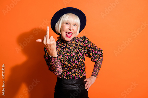Fotografie Photo portrait of mad crazy granny showing fucking sign gesture isolated on vivi