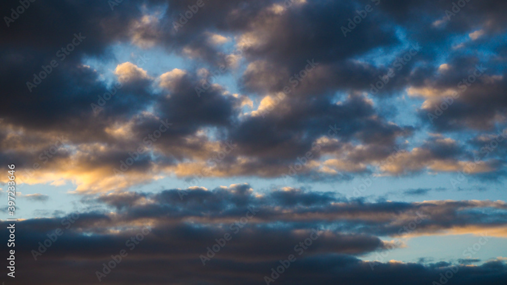 Ciel du soir, chargé d'amas de Stratocumulus Ciel du soir, chargé d'amas de Stratocumulus