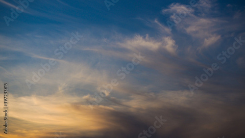 Voile de Cirrus illustrant le ciel de jolies teintes jaunâtres