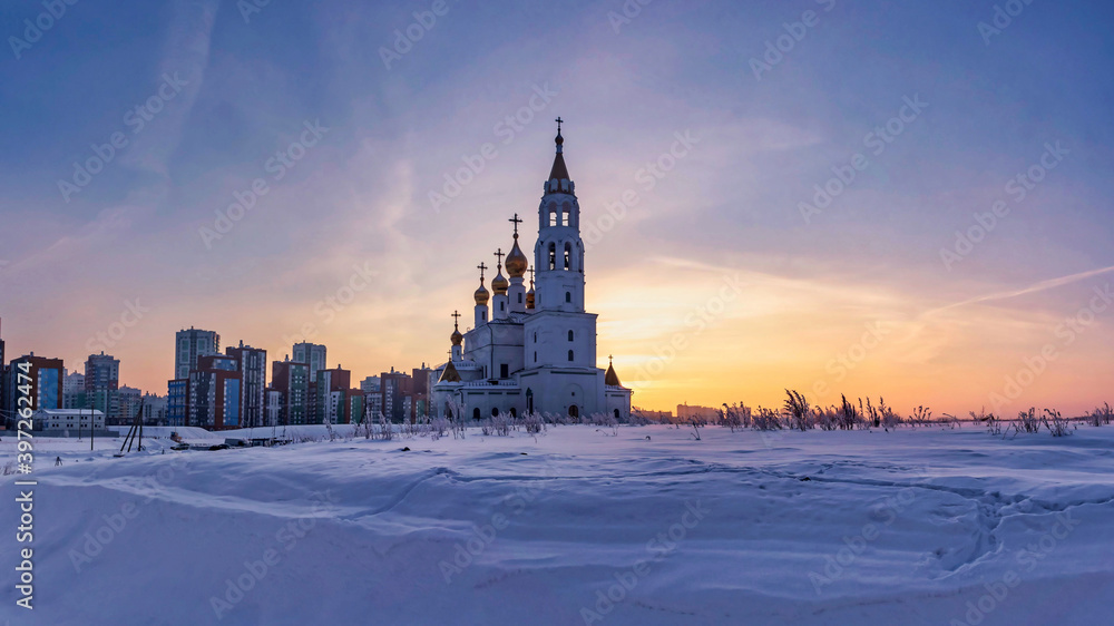 Obraz premium Church of the saints and God's builders at sunrise against the backdrop of a clear sky and withered grass 5